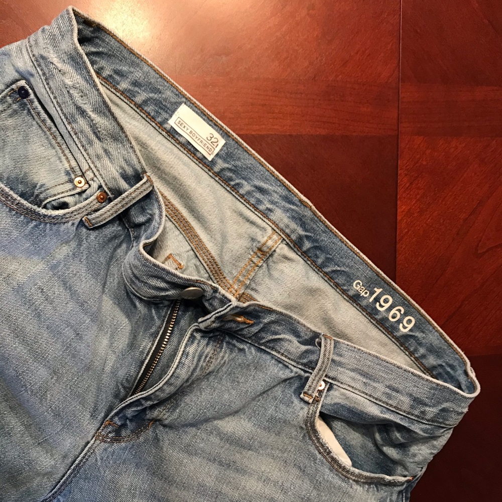 Women’s Gap sexy boyfriend jeans size 32.